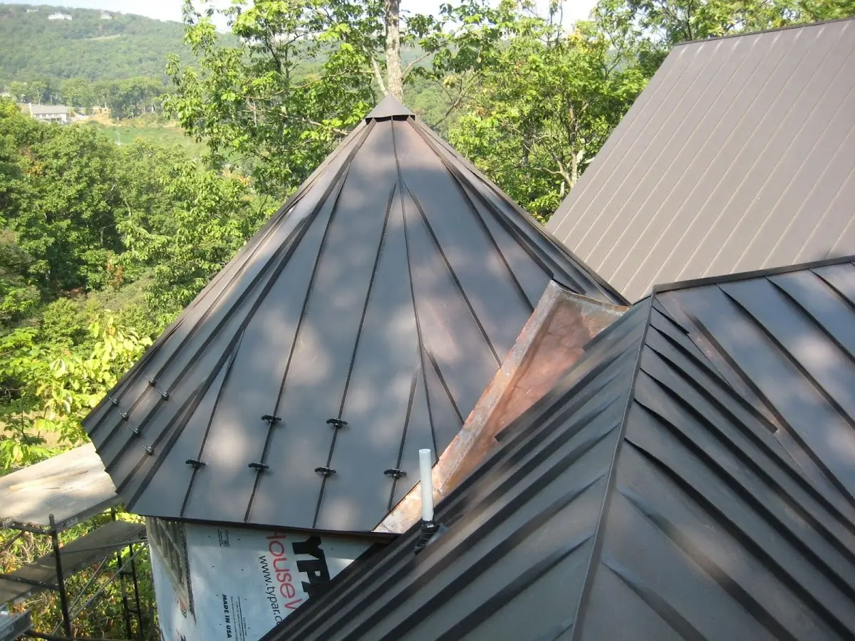 Professional Roof Tarp Installation by Craftsman Roofing in Muscatine